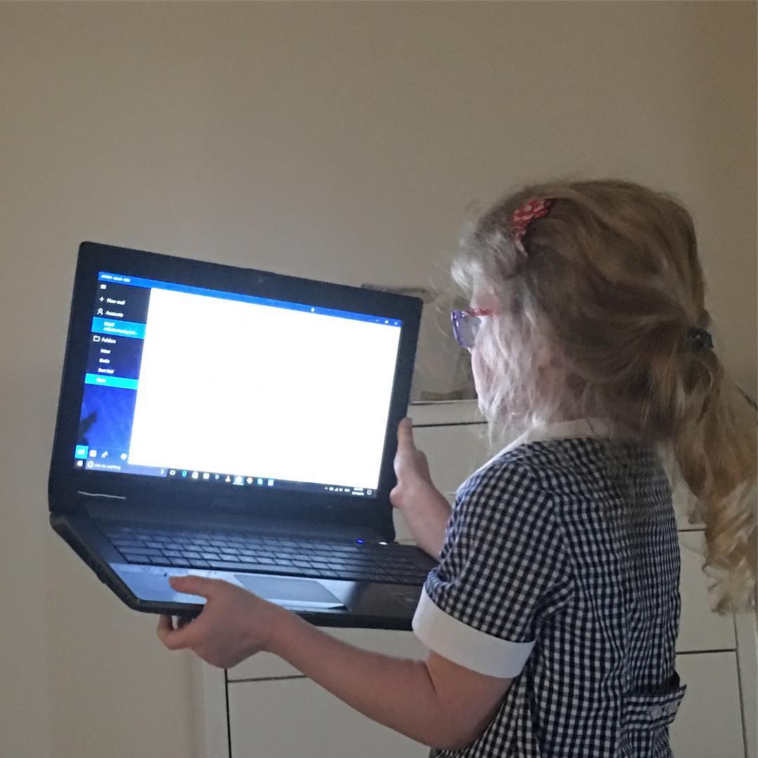 #EmilyCeleste now wants to check her email daily with @microsoft @windows #Outlook #laptopis5yearsold ?